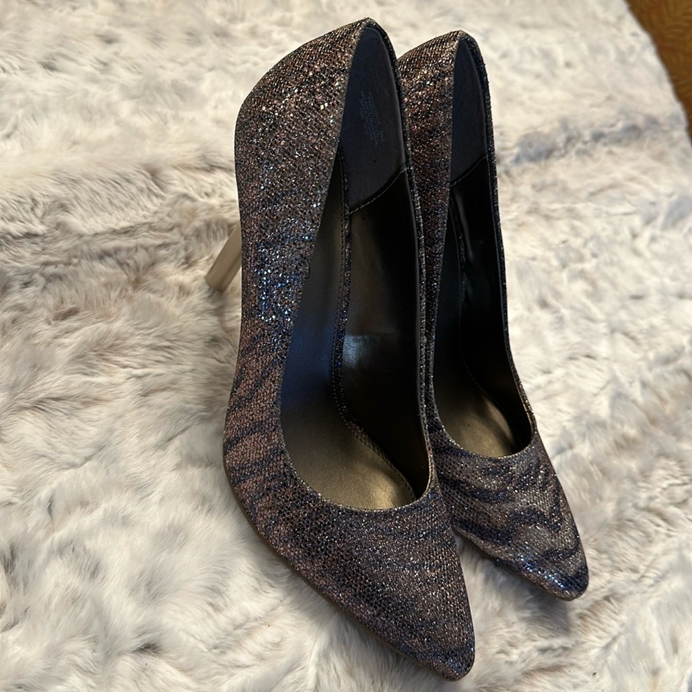 Bandolino 4 inch heel metallic shoe never worn